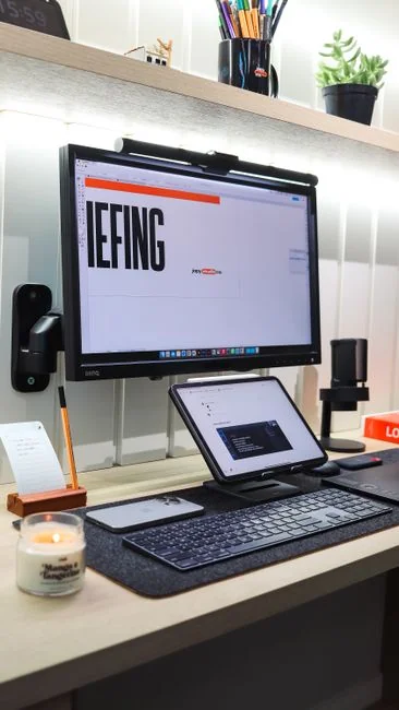 Un bureau élégant et épuré, équipé de produits Apple : iMac, MacBook et iPad.